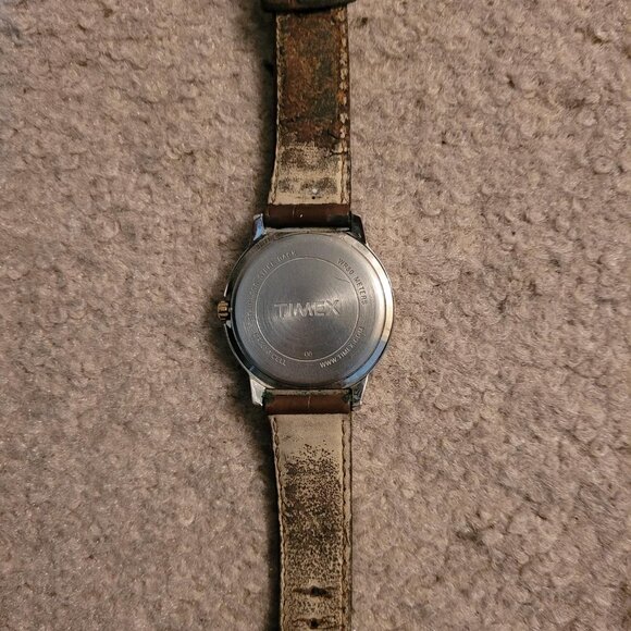Timex watch with Indiglo backlight in great condition with brown leather band - Picture 3 of 3